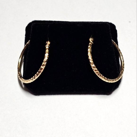 14 KT Gold Silk DC 1.5mm Hoop Earrings - Picture 6 of 7